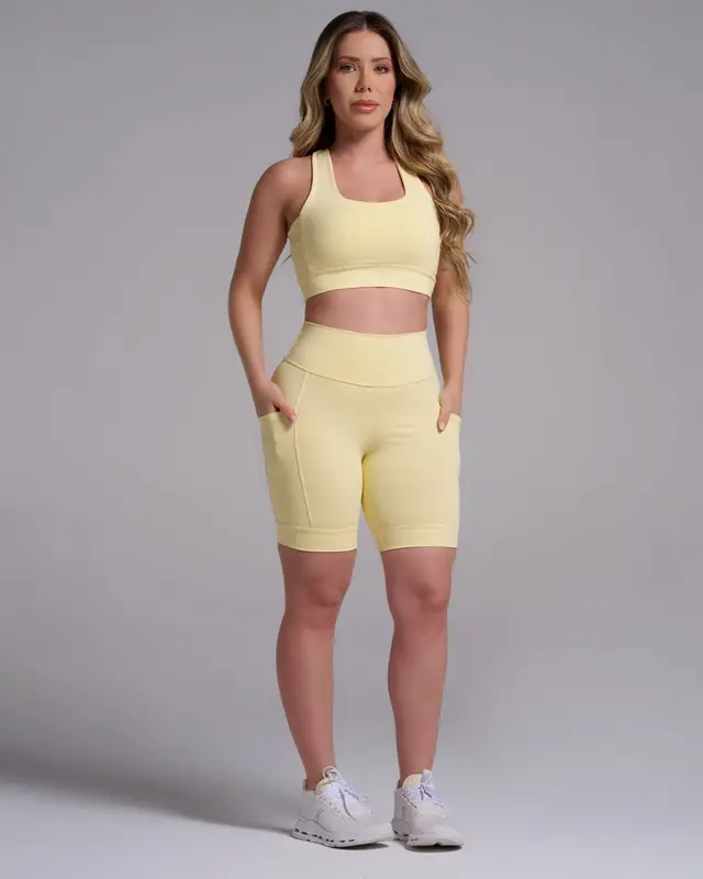 Conjunto top e short amarelo, de frente