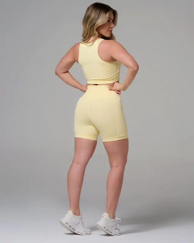 Conjunto top e short amarelo, de frente, foto 2 de 4