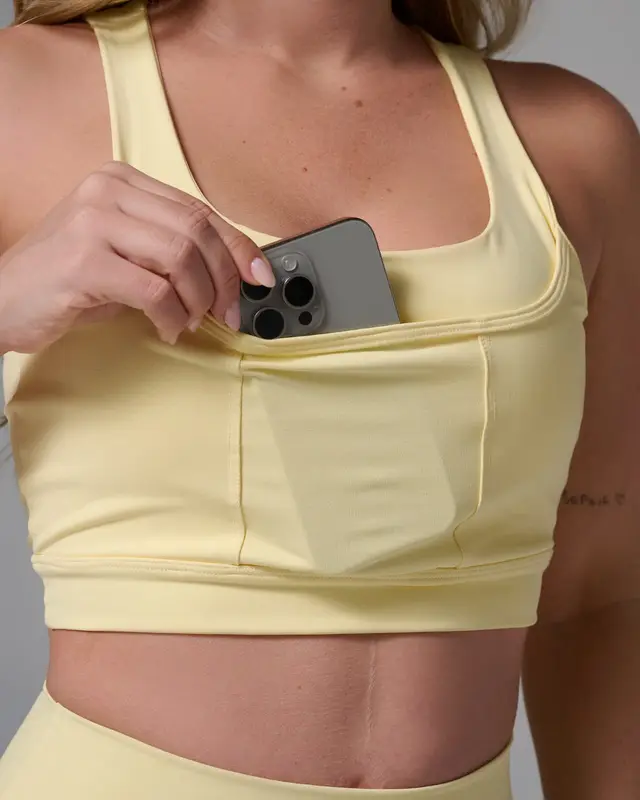 Conjunto top e short amarelo, de frente, foto 3 de 4