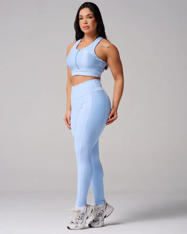 Conjunto top e legging azul-claro, de lado